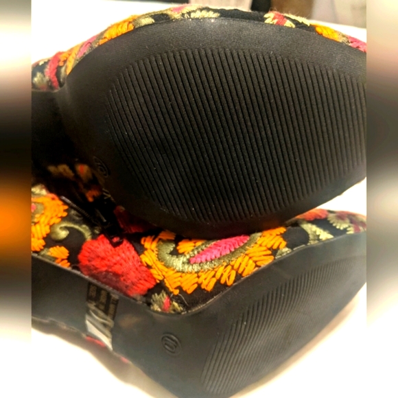 Wild Diva Floral Embroidered Heel Boots - Picture 8 of 10